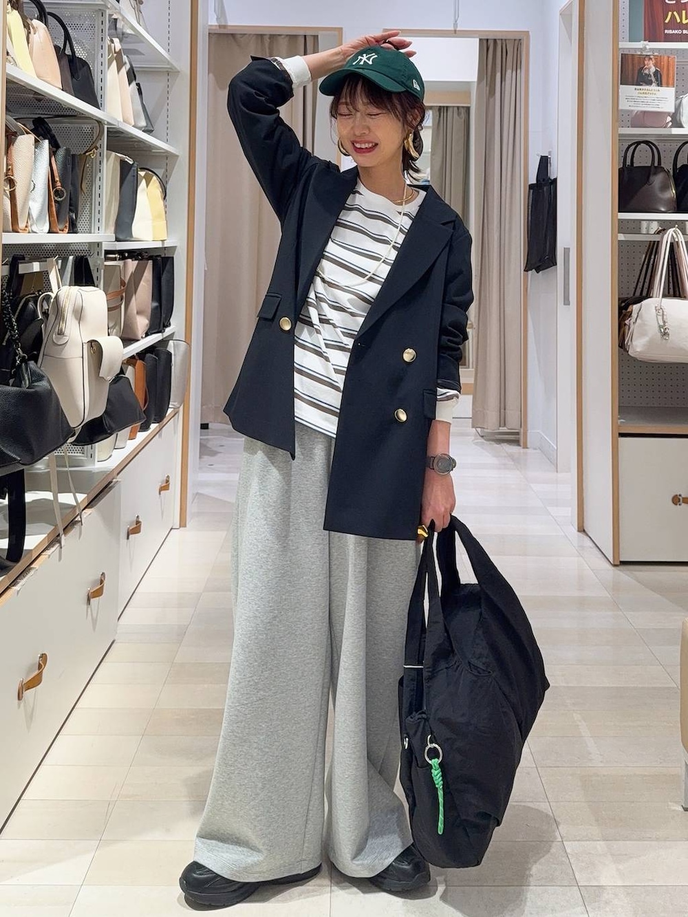 ブラウン系のショルダーバッグ、ブルー系のテーラードジャケット、その他のスカートを着用したレディースの冬コーディネートの3枚目の写真