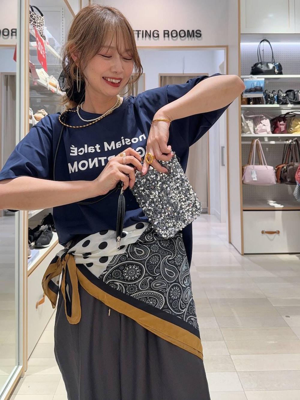 ブルー系のTシャツ/カットソー、ブラウン系のその他パンツ、ブラック系のサンダルを着用したレディースの夏コーディネートの2枚目の写真