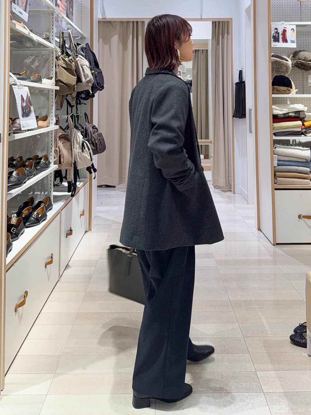 ブラック系のトートバッグ、ブルー系のその他パンツ、ホワイト系のTシャツ/カットソーを着用したレディースの秋コーディネートの3枚目の写真