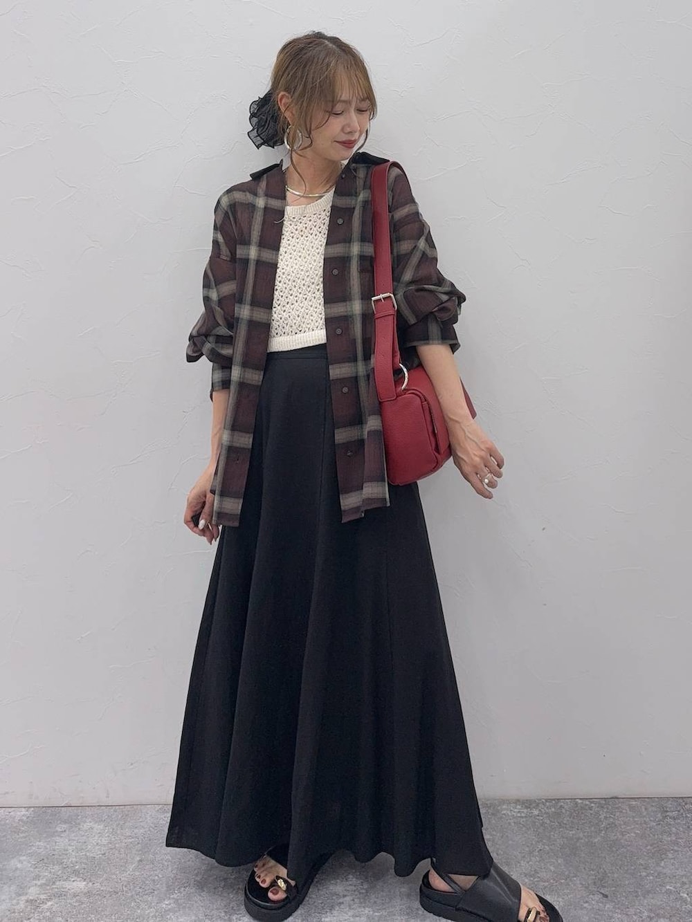 ブラック系のその他パンツ、ブラウン系のシャツ/ブラウス、シルバー系のネックレスを着用したレディースの夏コーディネートの5枚目の写真