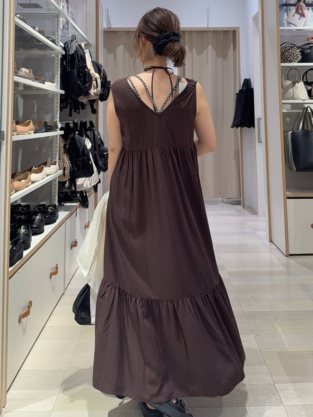 ブラック系のキャミソール、ブラック系のショルダーバッグ、グレー系のTシャツ/カットソーを着用したレディースの夏コーディネートの8枚目の写真