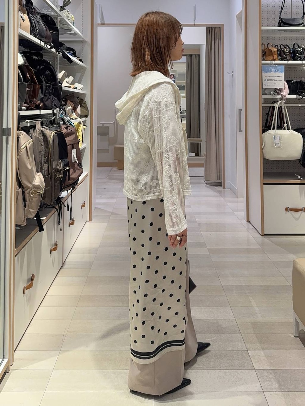 ベージュ系のその他パンツ、ブラウン系のキャミソール、ベージュ系のパーカーを着用したレディースの春コーディネートの6枚目の写真
