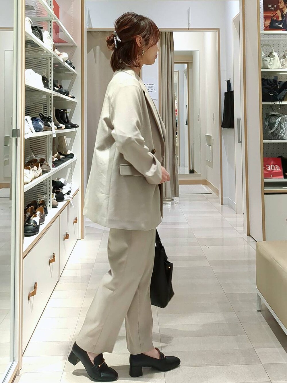 ブラック系のローファー、ブラック系のニット/セーター、ベージュ系のその他パンツを着用したレディースの春コーディネートの4枚目の写真