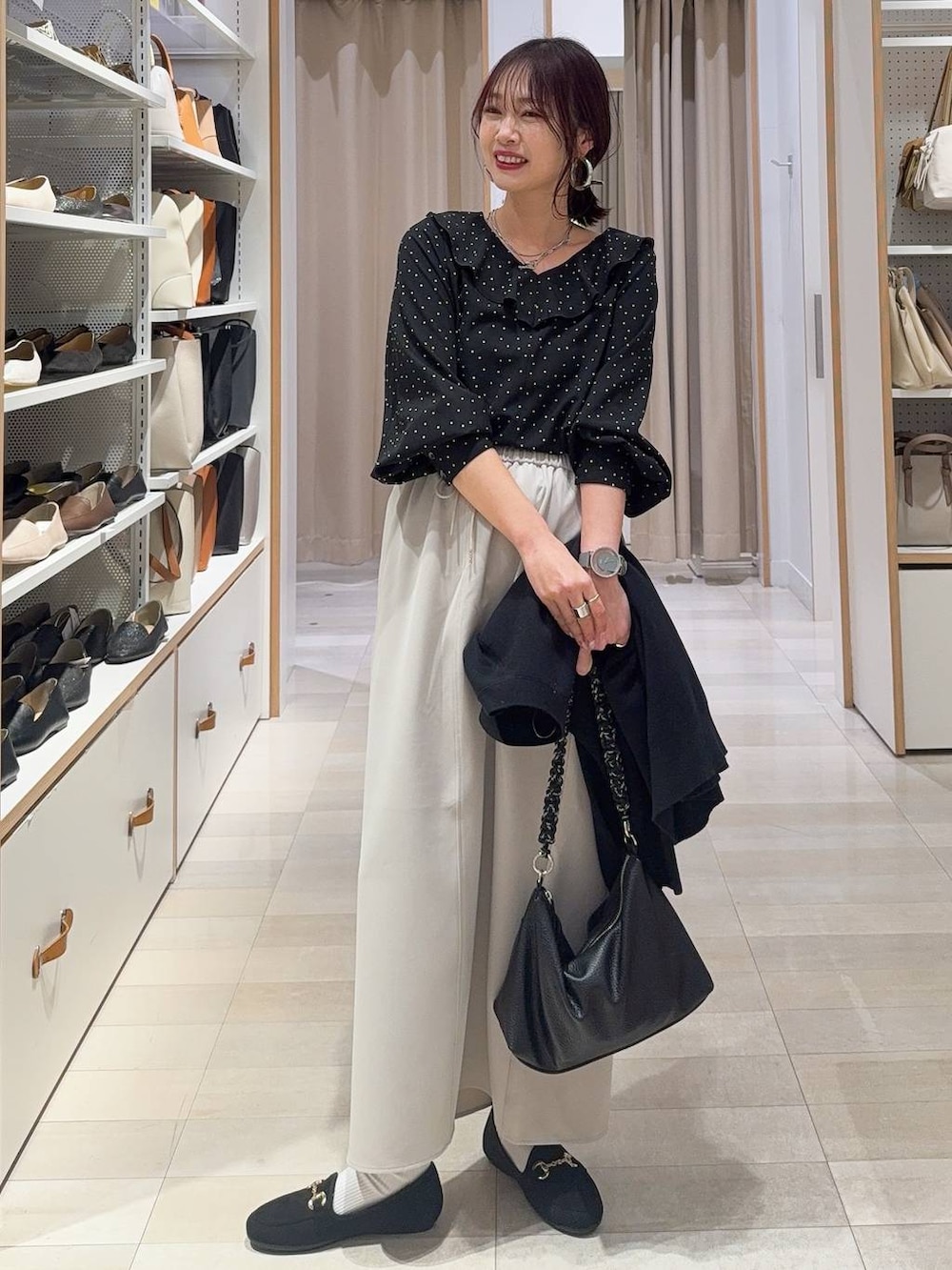 ブラック系のローファー、グレー系のスカート、ブラック系のシャツ/ブラウスを着用したレディースの冬コーディネートの2枚目の写真