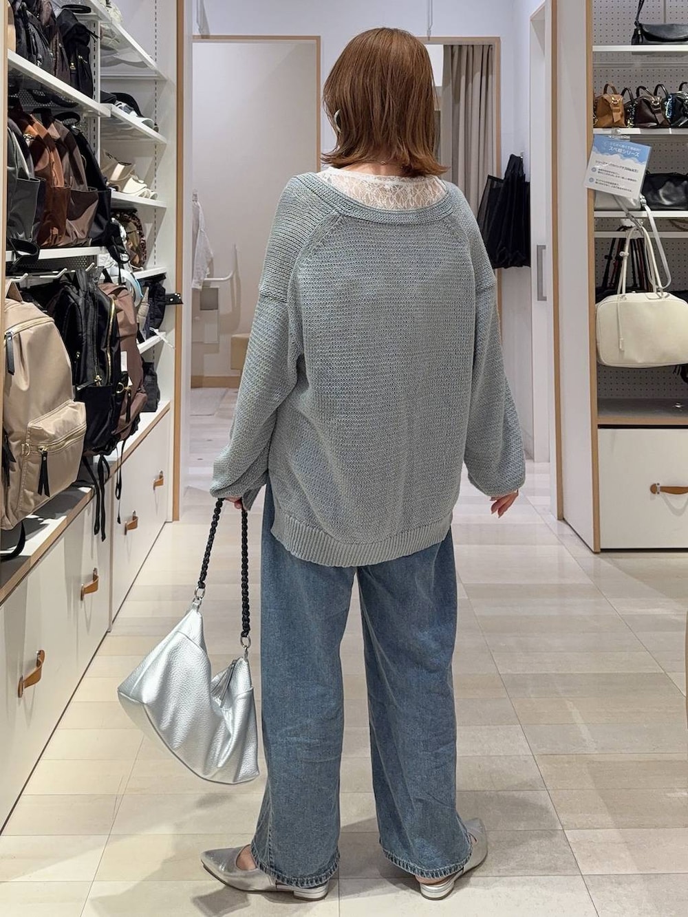 ホワイト系のTシャツ/カットソー、ブルー系のデニムパンツ、ブラウン系のキャミソールを着用したレディースの春コーディネートの6枚目の写真