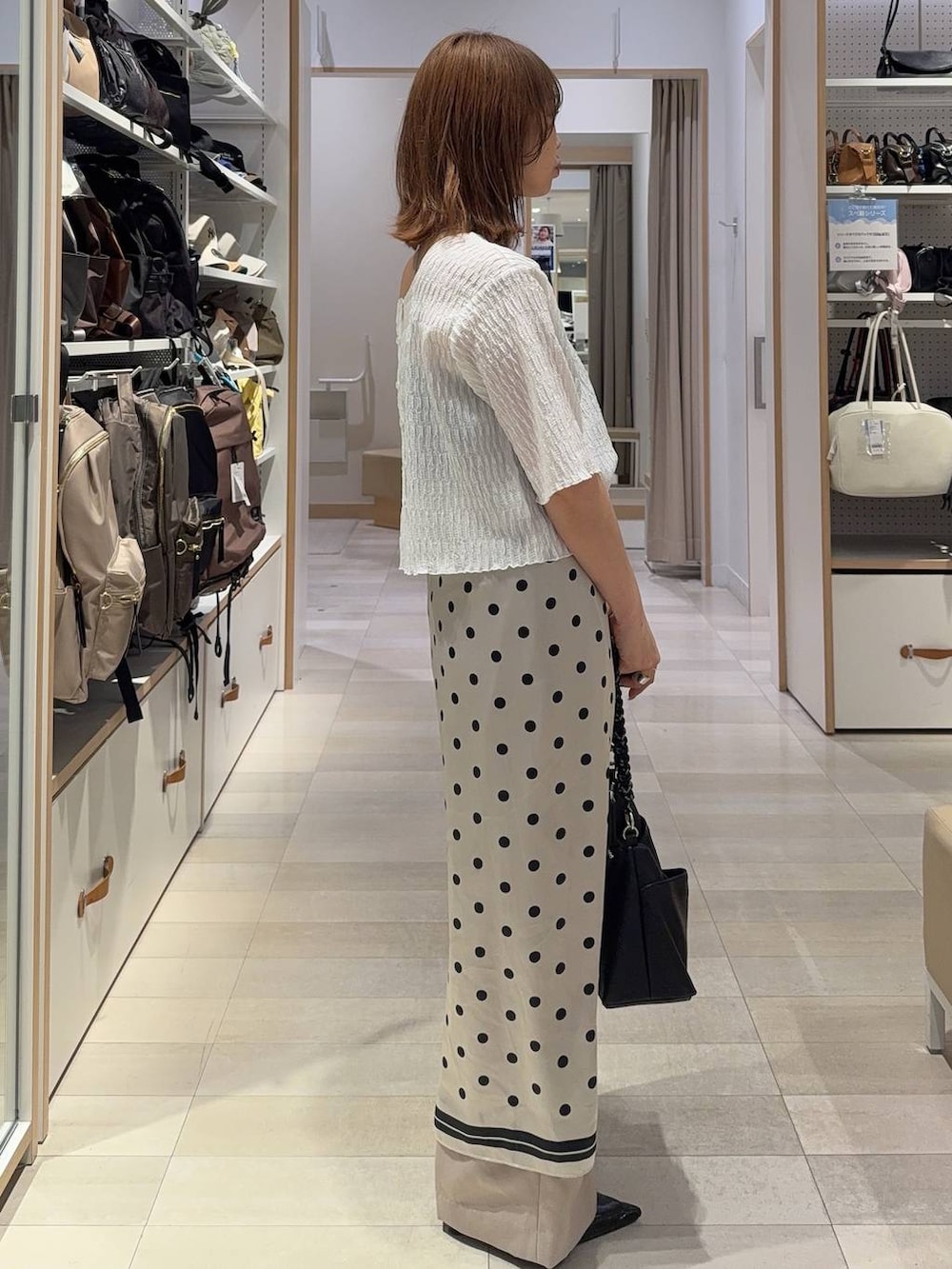 ベージュ系のその他パンツ、ブラウン系のキャミソール、ベージュ系のパーカーを着用したレディースの春コーディネートの8枚目の写真