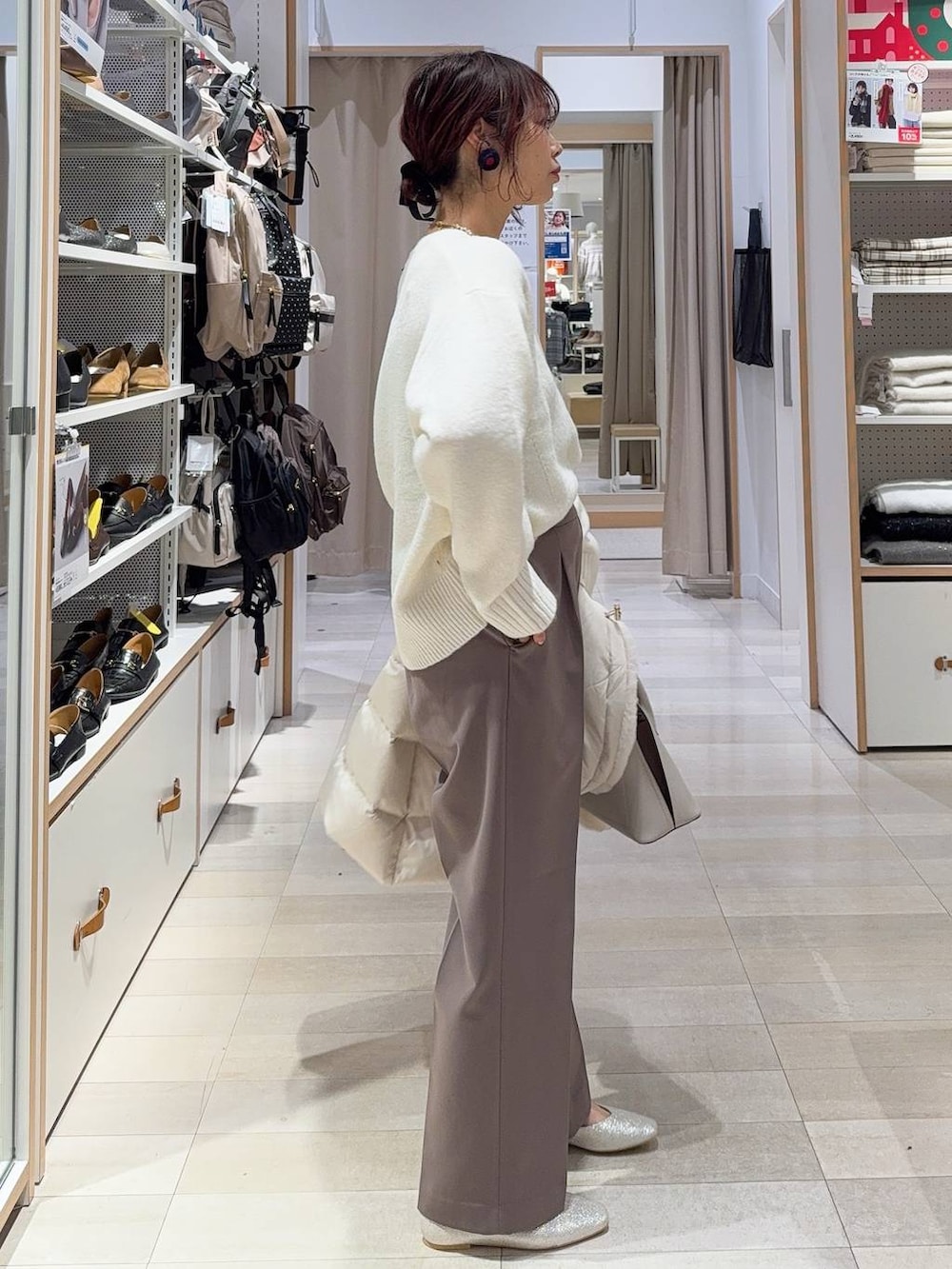 シルバー系のパンプス、ベージュ系のダウンジャケット/コート、ブラウン系のその他パンツを着用したレディースの冬コーディネートの7枚目の写真