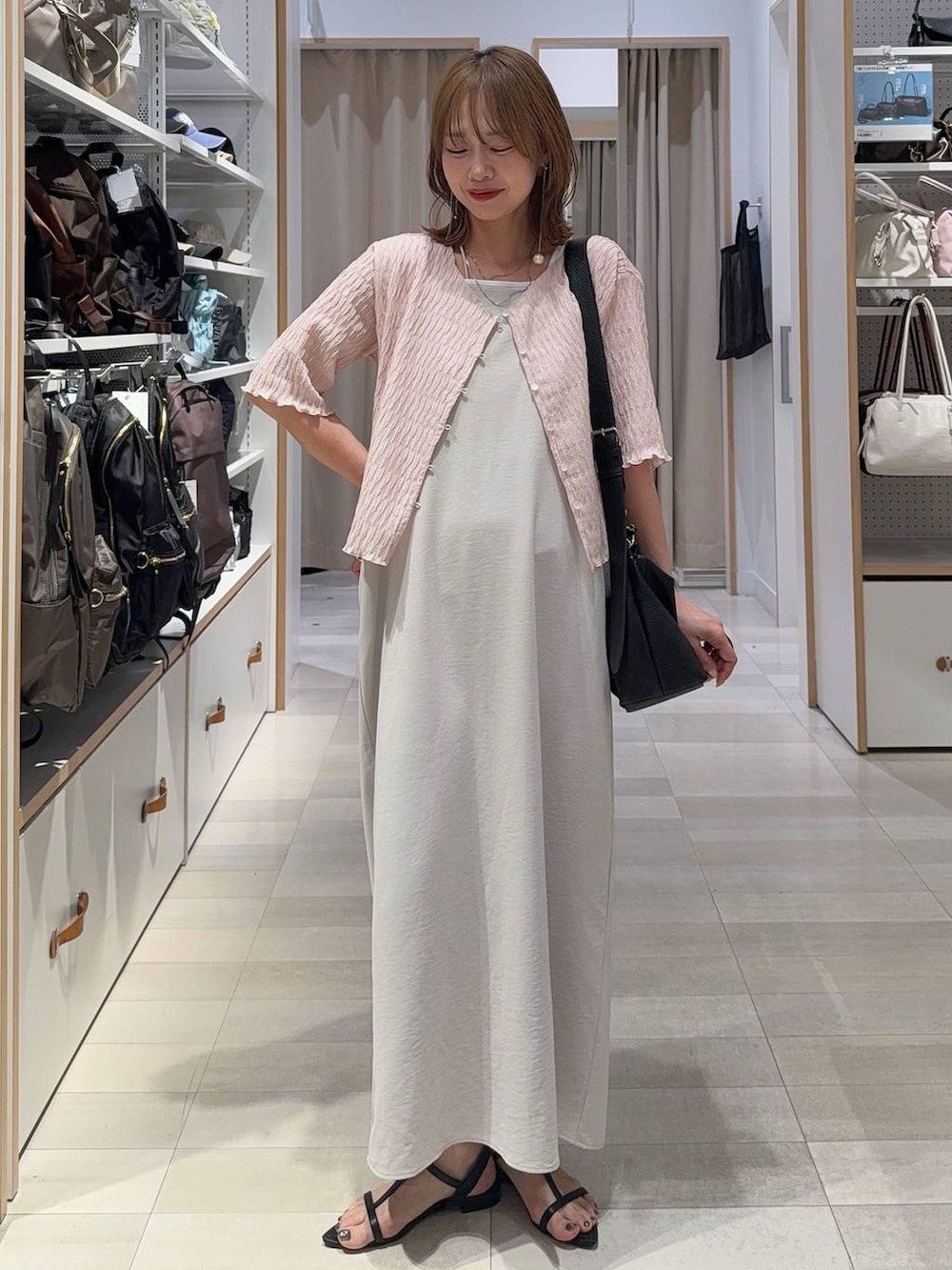 ホワイト系のその他パンツ、シルバー系のネックレス、ブラック系のキャップを着用したレディースの春コーディネートの6枚目の写真