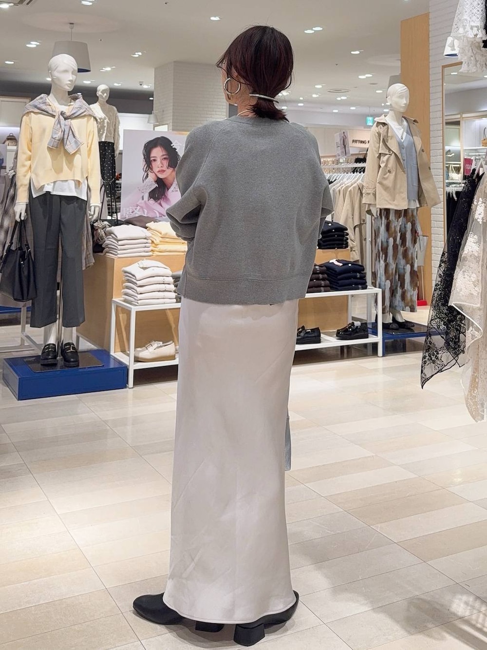 ブラック系のブーツ、グレー系のスカート、グレー系のカーディガン/ボレロを着用したレディースの冬コーディネートの4枚目の写真