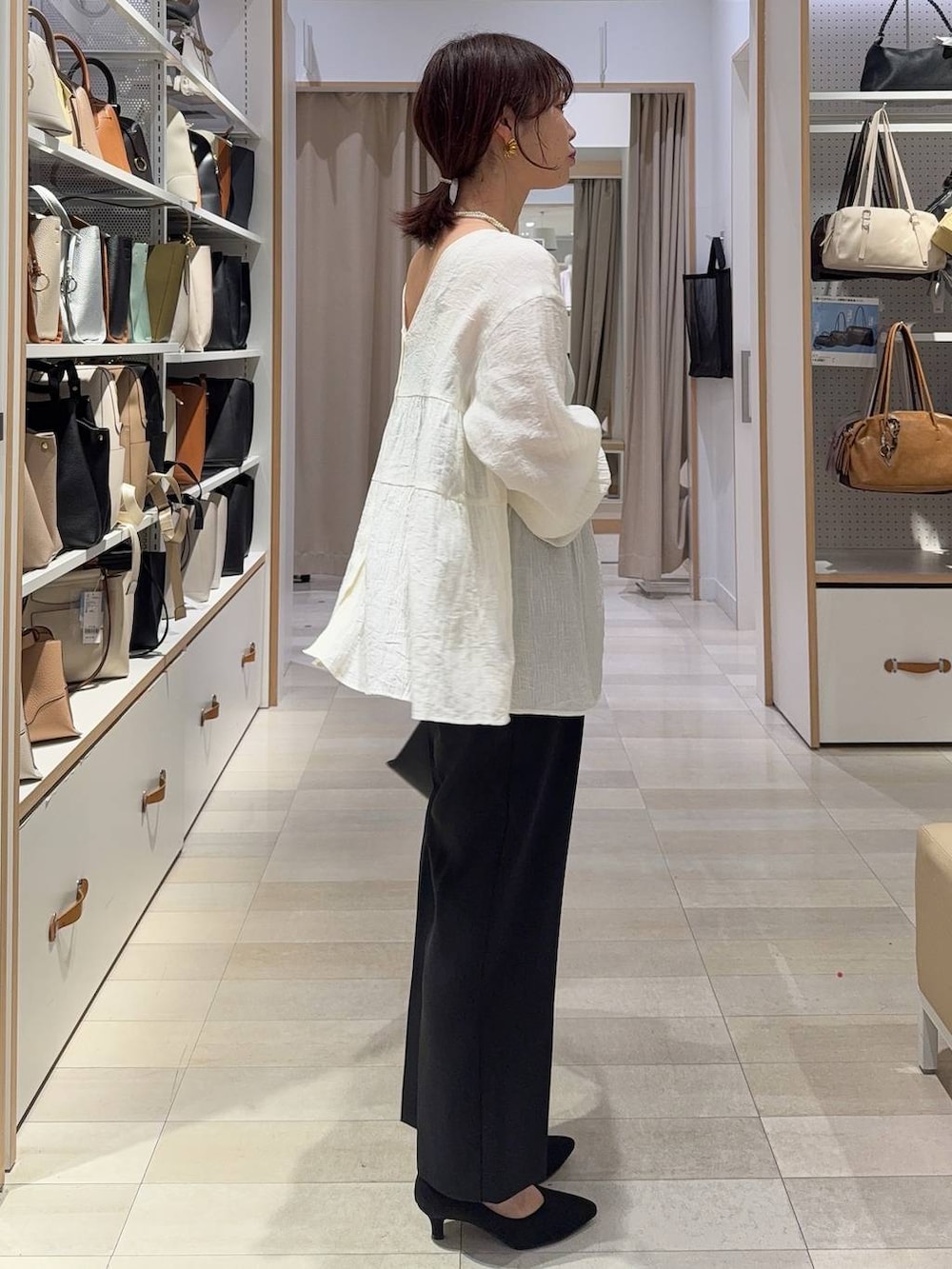 その他のパンプス、ホワイト系のその他アウター、ブラック系のその他パンツを着用したレディースの春コーディネートの8枚目の写真