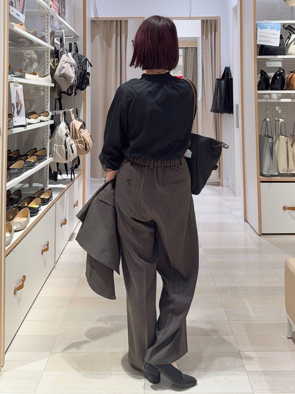 ブラック系のトートバッグ、ブラック系のシャツ/ブラウス、ブラック系のその他シューズを着用したレディースの秋コーディネートの6枚目の写真