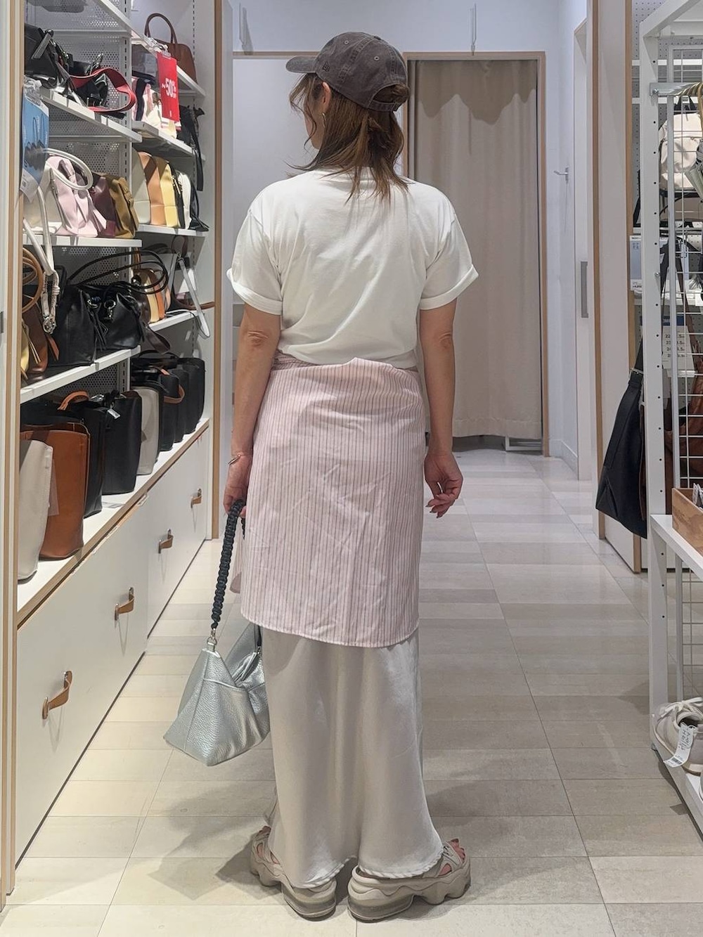 ピンク系のシャツ/ブラウス、グレー系のスカート、ホワイト系のTシャツ/カットソーを着用したレディースの夏コーディネートの7枚目の写真