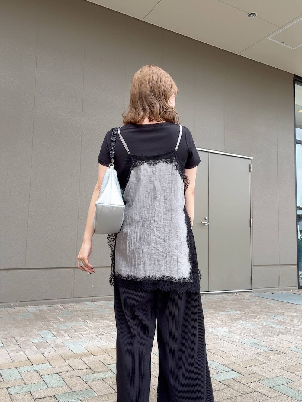 ブラック系のその他パンツ、グレー系のキャミソール、ブラック系のTシャツ/カットソーを着用したレディースの夏コーディネートの8枚目の写真