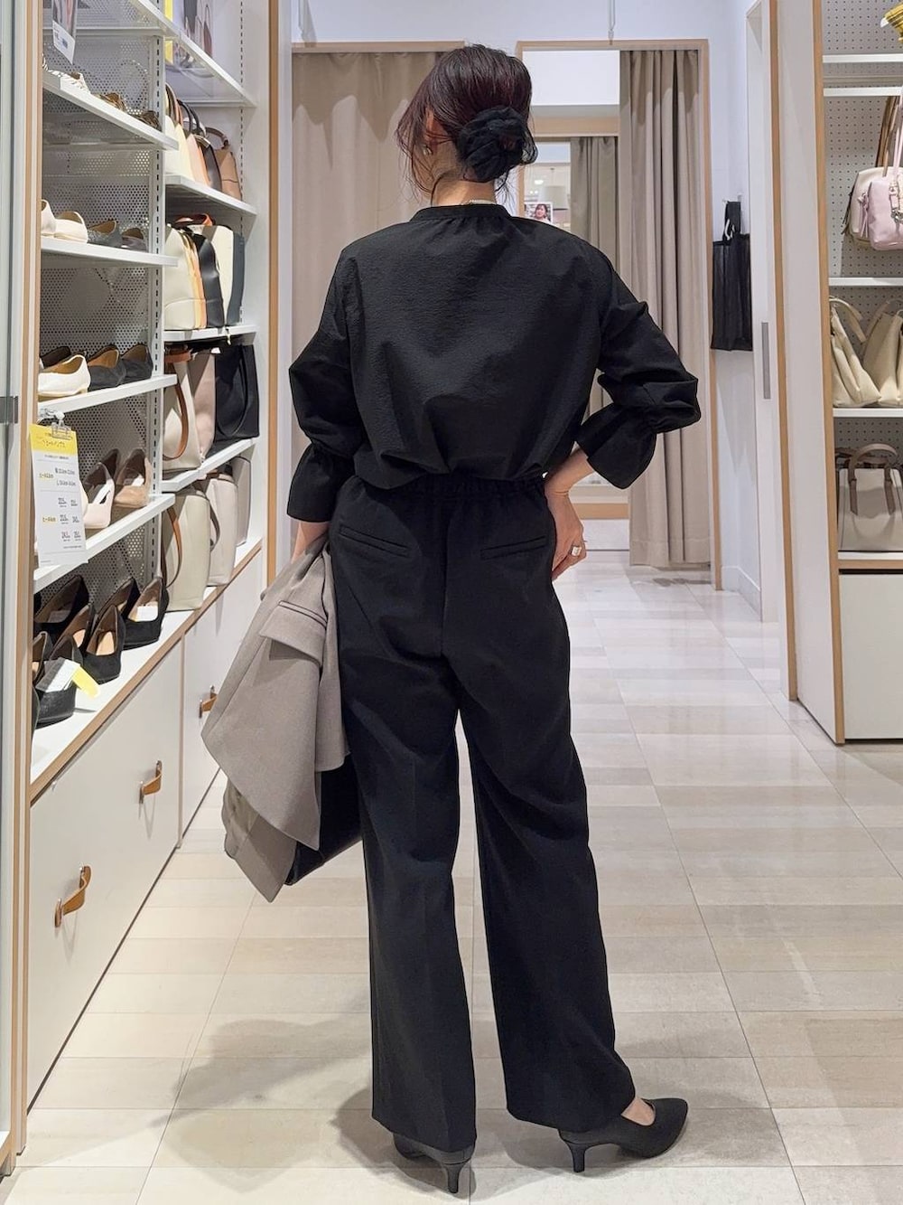 ブラック系のパンプス、ブラック系のショルダーバッグ、ブラック系のその他パンツを着用したレディースの冬コーディネートの7枚目の写真