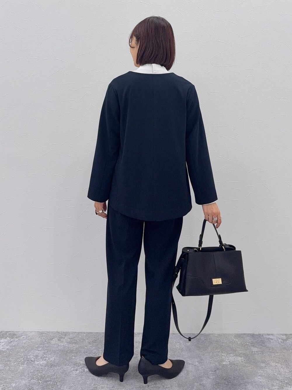 ブルー系のセットアップ、その他のネックレスを着用したレディースの秋コーディネートの4枚目の写真