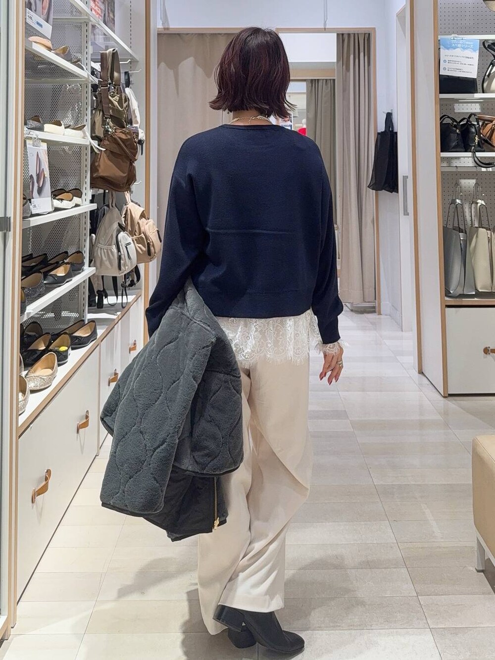 グレー系のブルゾン、グレー系のその他パンツ、ブラック系のボストンバッグを着用したレディースの秋コーディネートの9枚目の写真