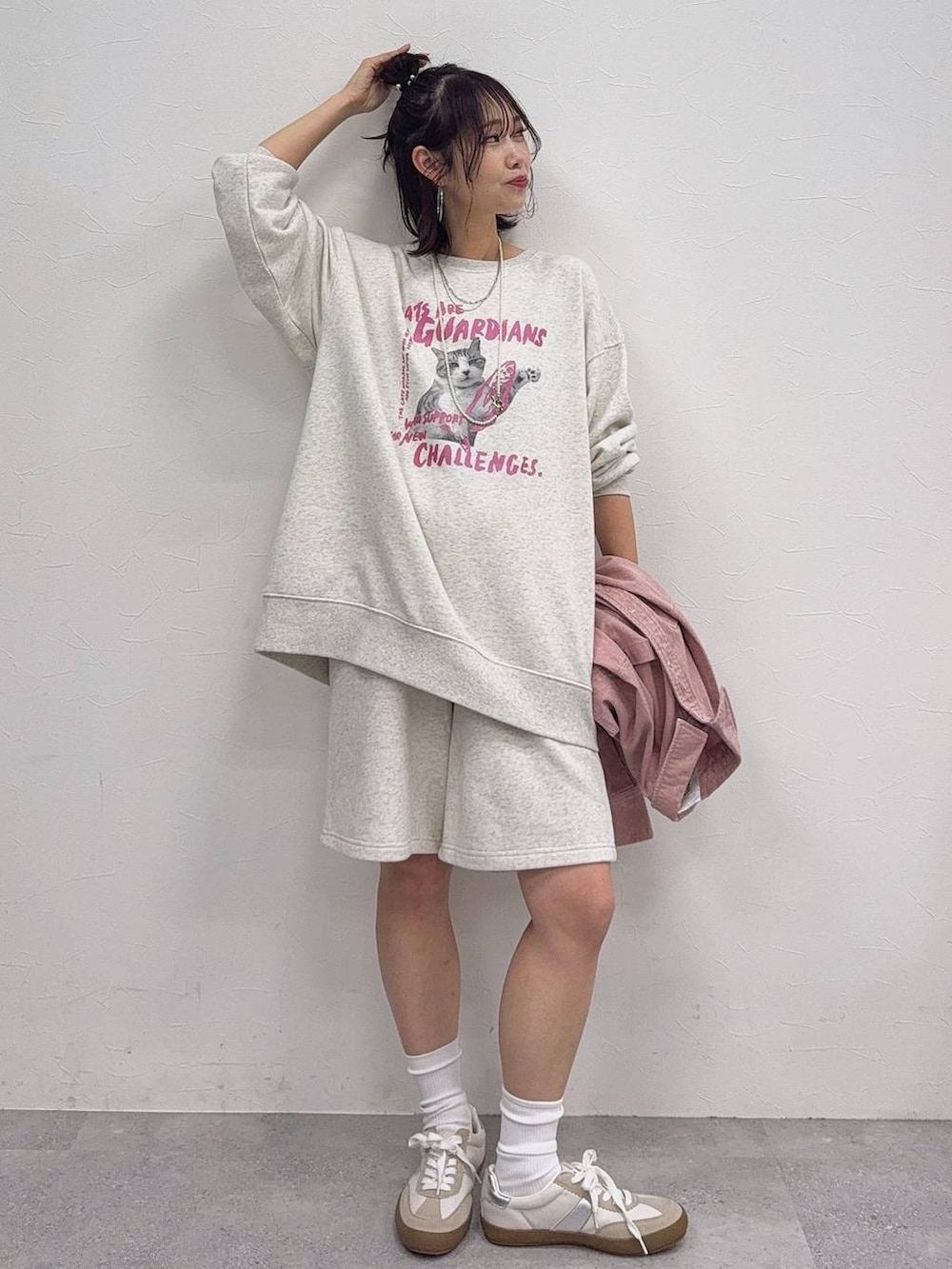 グレー系のスニーカー、ピンク系のシャツ/ブラウスを着用したレディースの冬コーディネートの2枚目の写真