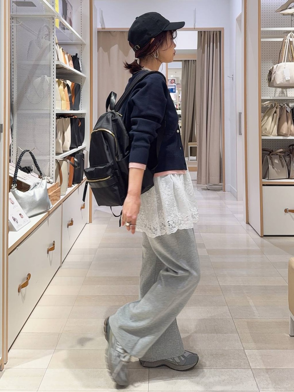 ブラック系のバックパック/リュック、グレー系のスウェットパンツ、ブルー系のカーディガン/ボレロを着用したレディースの冬コーディネートの8枚目の写真