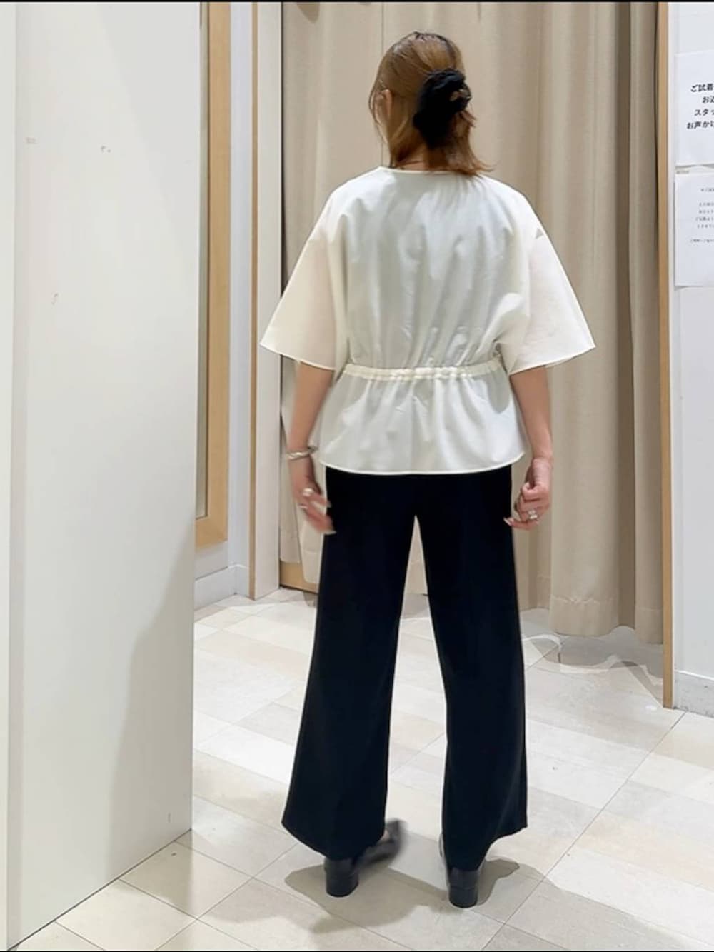 ブラック系のパンプス、ブラック系のトートバッグ、ブラック系のその他パンツを着用したレディースの春コーディネートの7枚目の写真