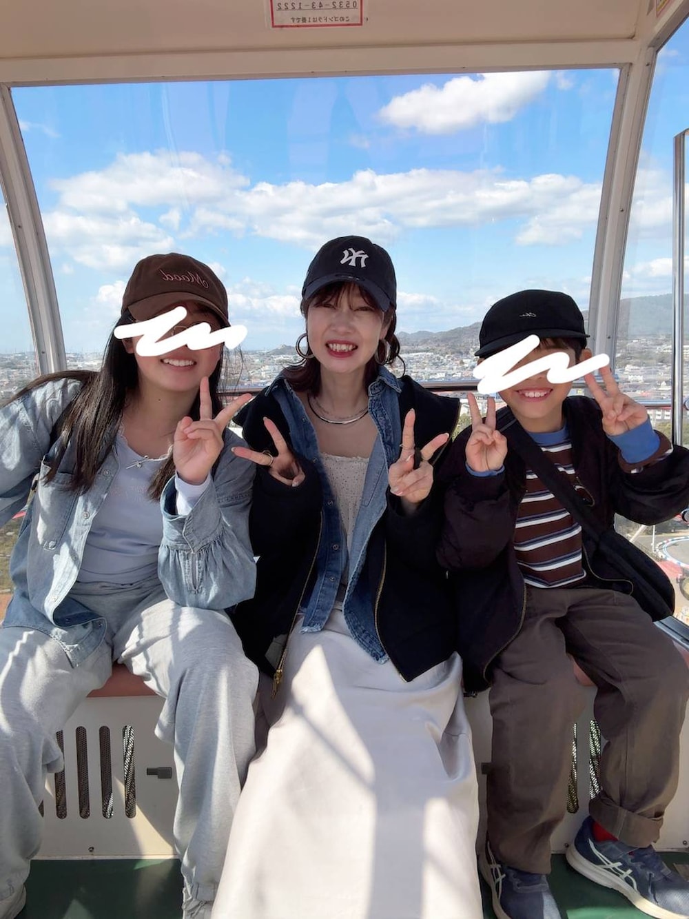 ブルー系のTシャツ/カットソー、ブルー系のシャツ/ブラウス、ブラウン系のデニムパンツを着用したレディースの春コーディネートの2枚目の写真