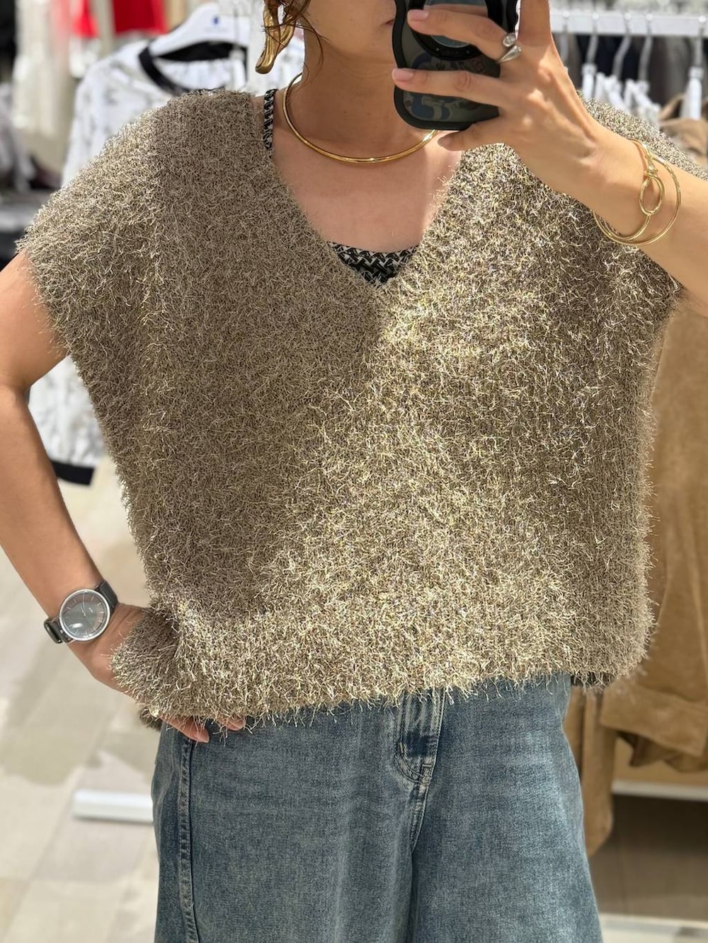 ブラック系のキャミソール、ブラック系のサンダル、ブラック系のボストンバッグを着用したレディースの秋コーディネートの3枚目の写真