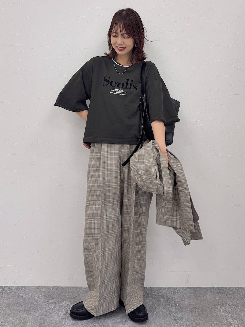 ブラック系のローファー、ブラック系のショルダーバッグ、ベージュ系のその他パンツを着用したレディースの春コーディネートの2枚目の写真