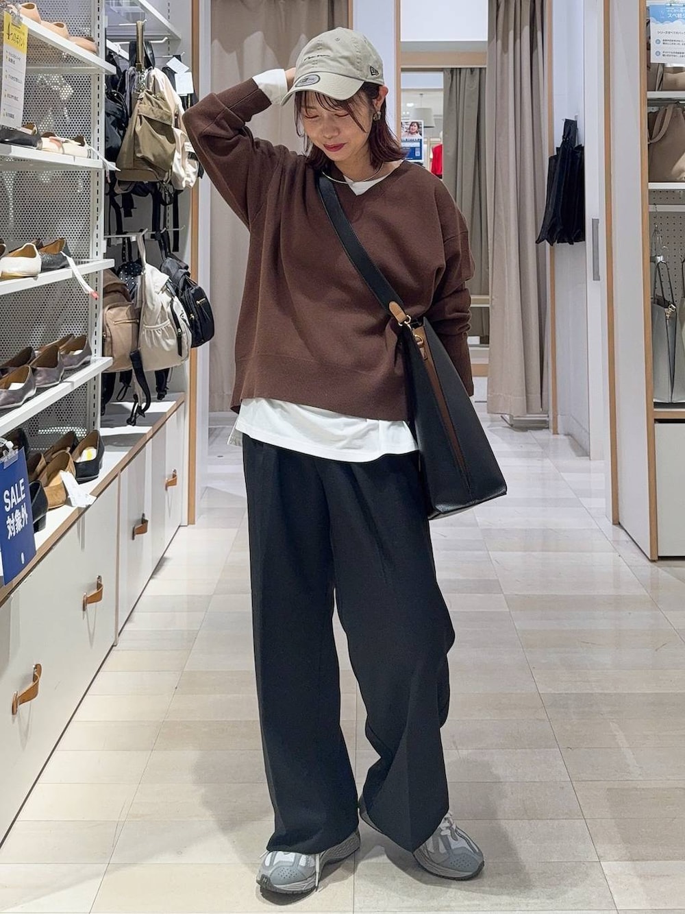 ホワイト系のタンクトップ、ブラック系のその他パンツ、ブラウン系のテーラードジャケットを着用したレディースの秋コーディネートの3枚目の写真