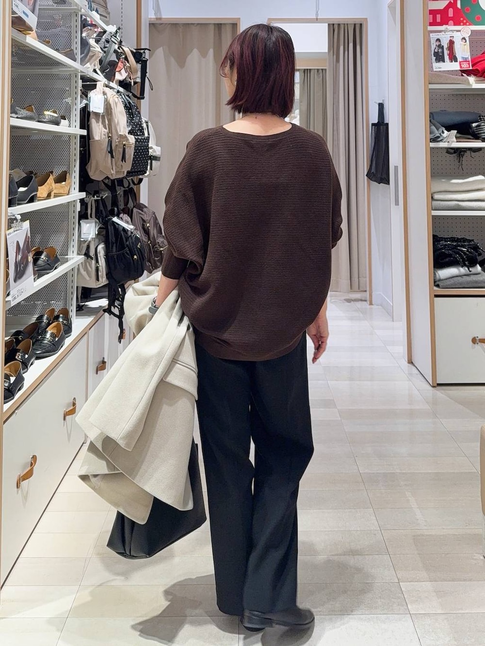 ブラック系のその他パンツ、ブラック系のパンプス、ベージュ系のテーラードジャケットを着用したレディースの冬コーディネートの9枚目の写真