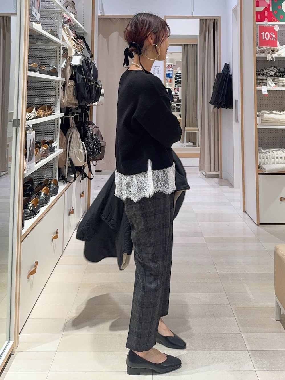 ホワイト系のショルダーバッグ、ブラック系のブルゾン、ブラック系のその他パンツを着用したレディースの冬コーディネートの6枚目の写真