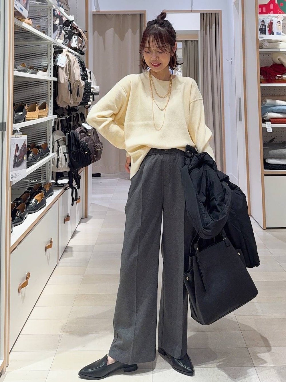 ブラウン系のブルゾン、グレー系のスカート、イエロー系のニット/セーターを着用したレディースの冬コーディネートの4枚目の写真