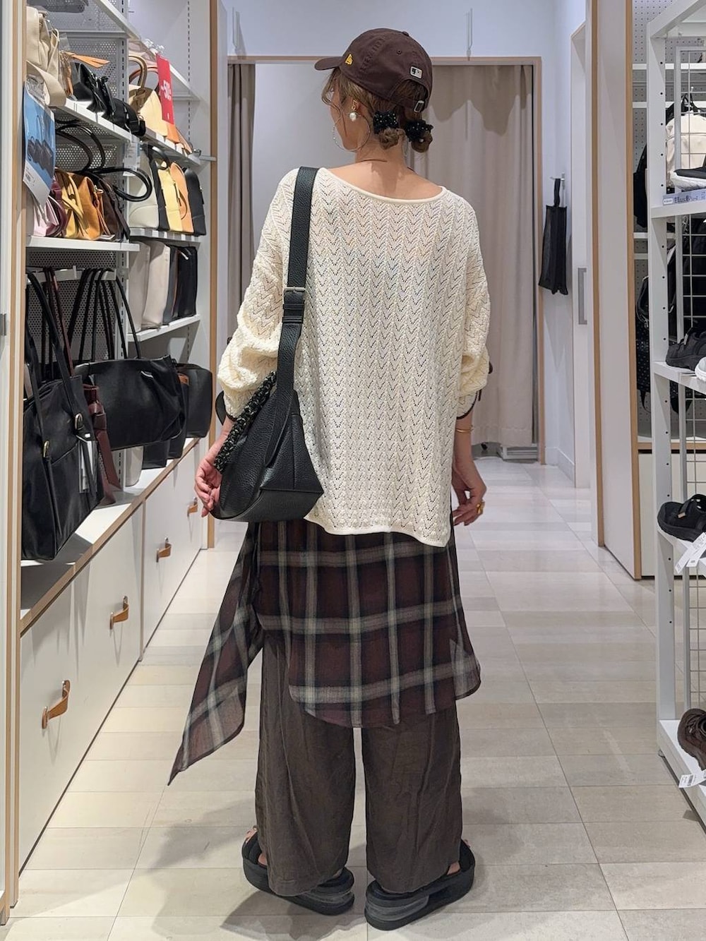ブラウン系のその他パンツ、ブラウン系のシャツ/ブラウス、ゴールド系のネックレスを着用したレディースの夏コーディネートの9枚目の写真