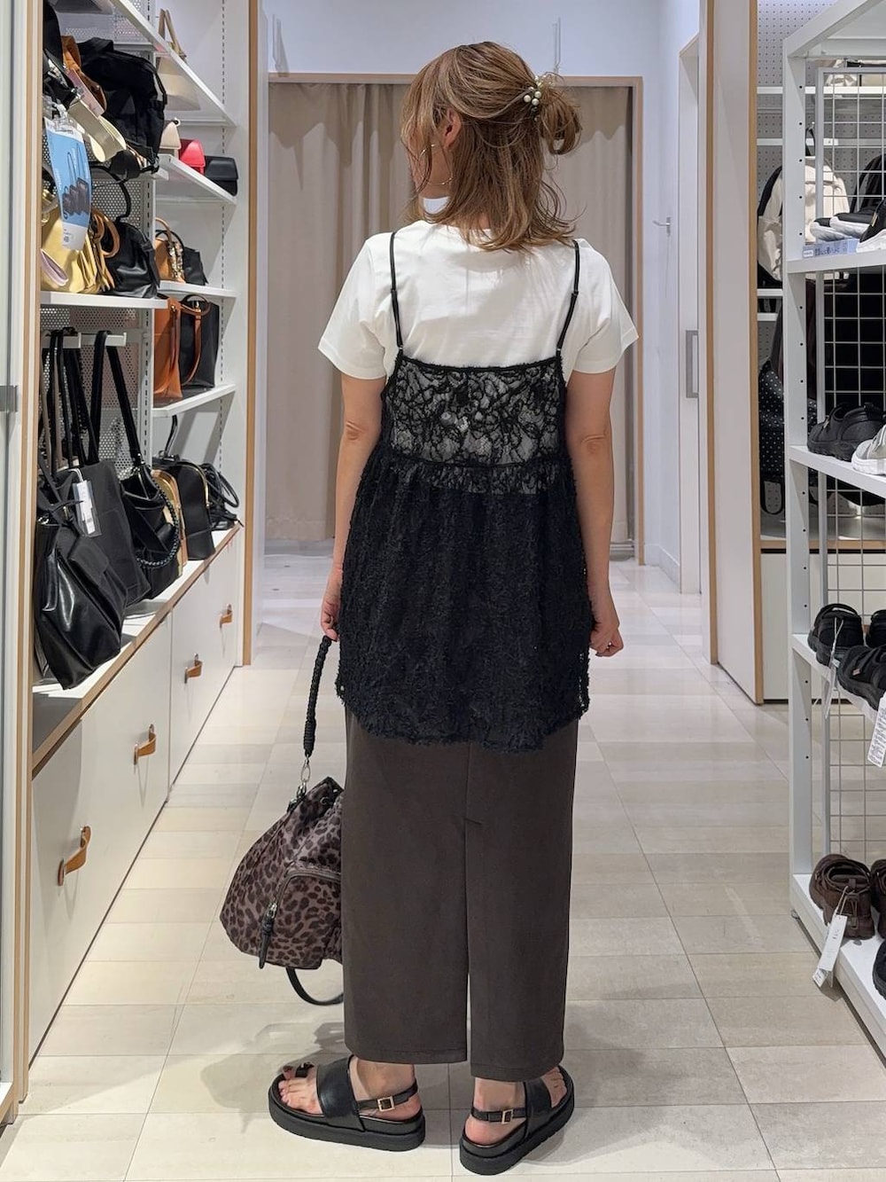 ブラック系のキャミソール、ホワイト系のTシャツ/カットソー、ブラック系のサンダルを着用したレディースの夏コーディネートの4枚目の写真