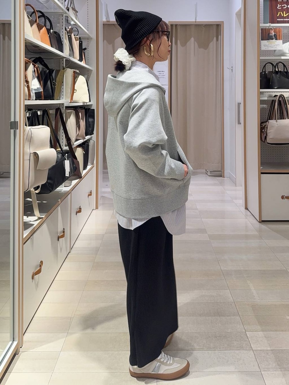 ホワイト系のスニーカー、ブラウン系のボストンバッグ、グレー系のパーカーを着用したレディースの春コーディネートの8枚目の写真
