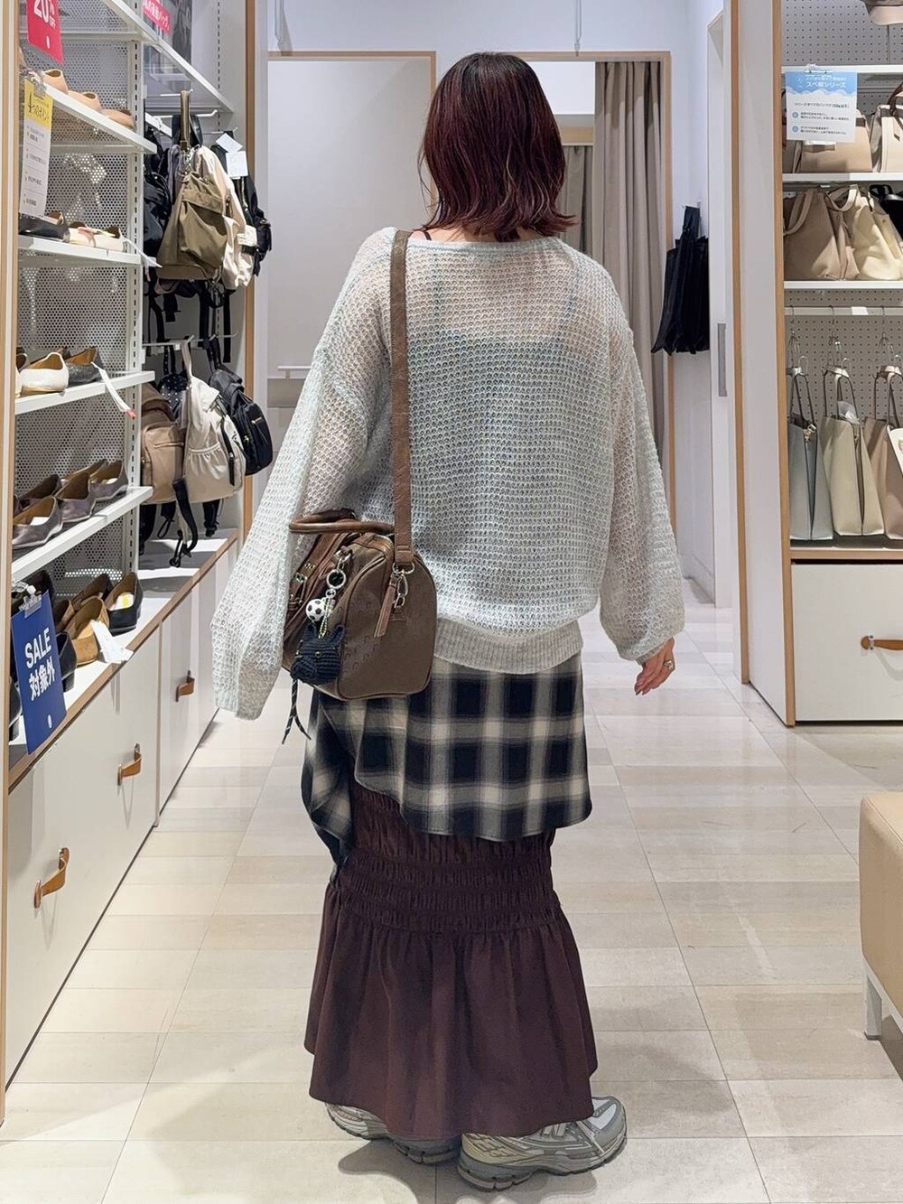 グリーン系のボストンバッグ、ブラック系のキャミソール、ブラック系のシャツ/ブラウスを着用したレディースの秋コーディネートの9枚目の写真