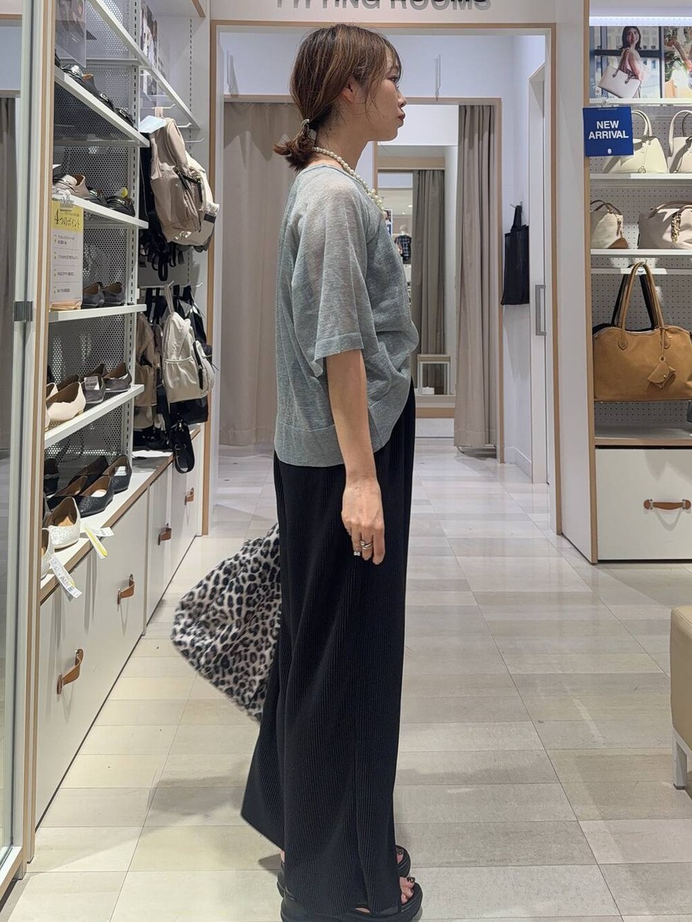 ブラック系のキャミソール、その他のトートバッグ、ブラック系のサンダルを着用したレディースの夏コーディネートの5枚目の写真