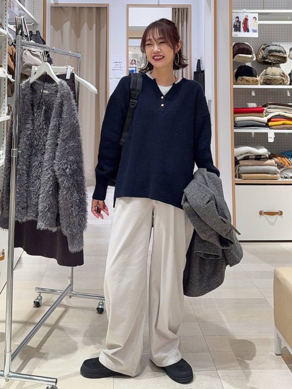 ブラウン系のボストンバッグ、グレー系のその他パンツ、グレー系のワンピースを着用したレディースの秋コーディネートの6枚目の写真