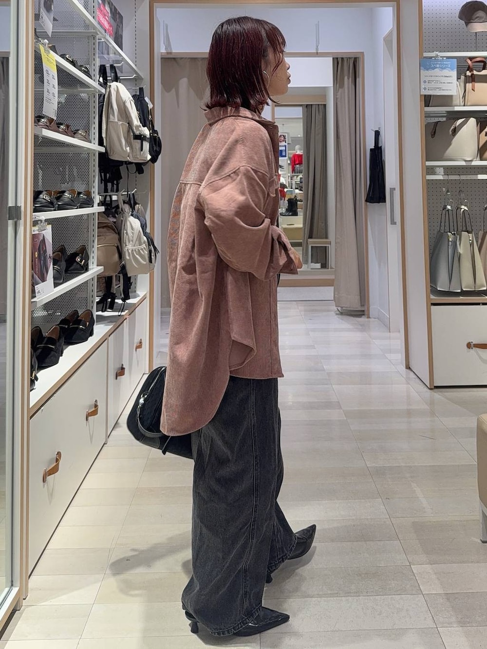 ピンク系のシャツ/ブラウス、ブラック系のボストンバッグ、ブラウン系のベストを着用したレディースの秋コーディネートの6枚目の写真