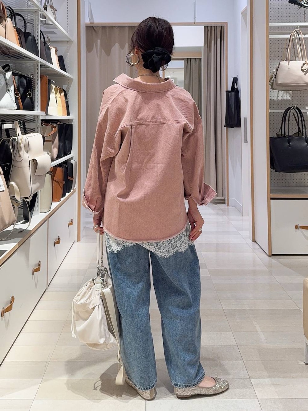 ゴールド系のバレエシューズ、ホワイト系のショルダーバッグ、ピンク系のシャツ/ブラウスを着用したレディースの冬コーディネートの7枚目の写真