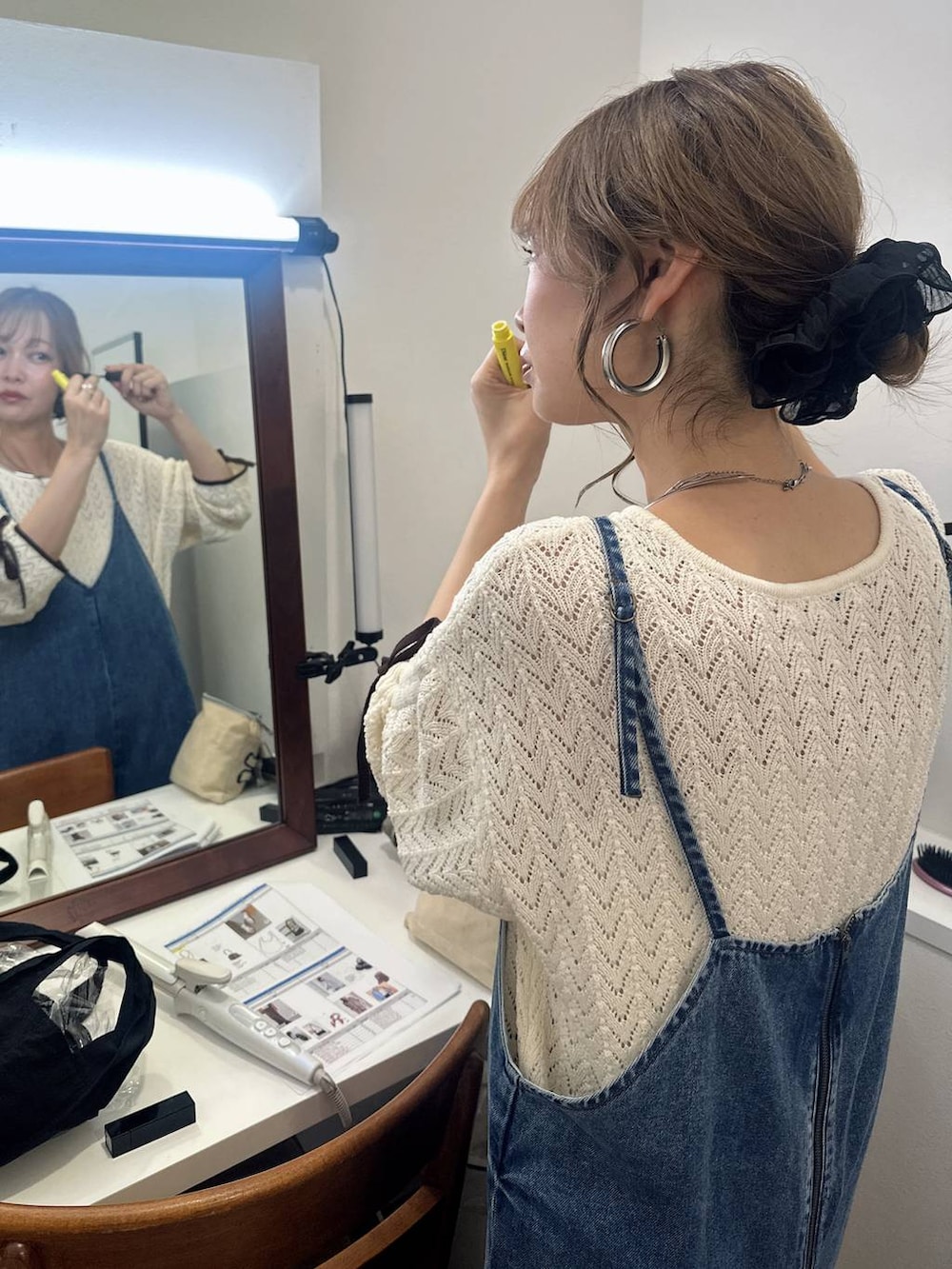 ブラウン系のスカート、シルバー系のネックレス、ブラック系のその他小物を着用したレディースの夏コーディネートの6枚目の写真