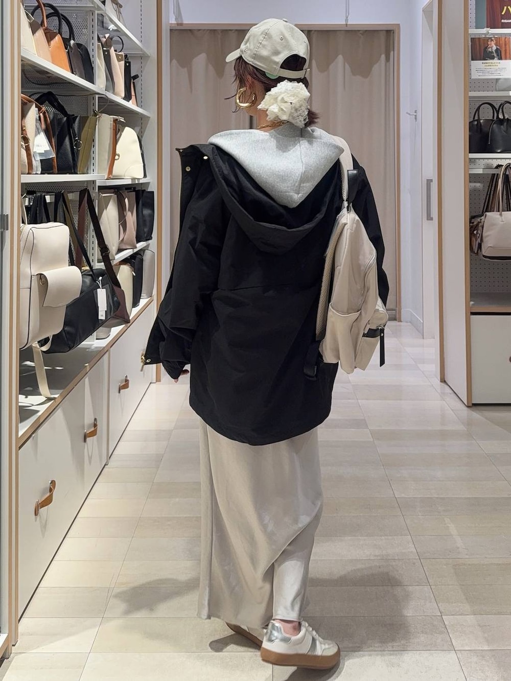 ホワイト系のスニーカー、ホワイト系のバックパック/リュック、ブラック系のキャミソールを着用したレディースの春コーディネートの8枚目の写真