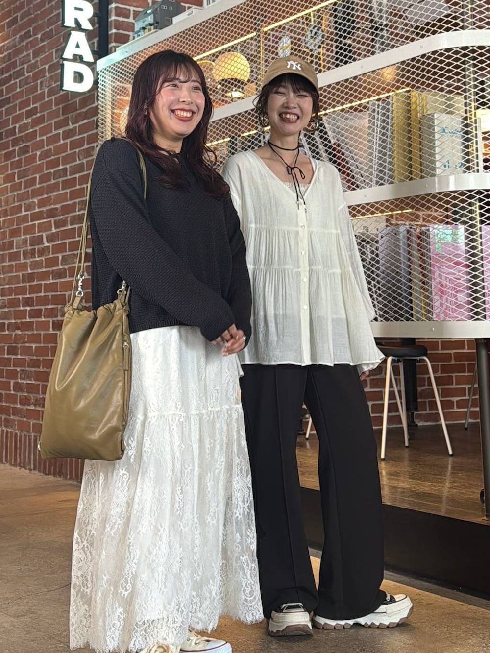 ホワイト系のスカート、グレー系のその他パンツ、ホワイト系のベストを着用したレディースの春コーディネートの5枚目の写真