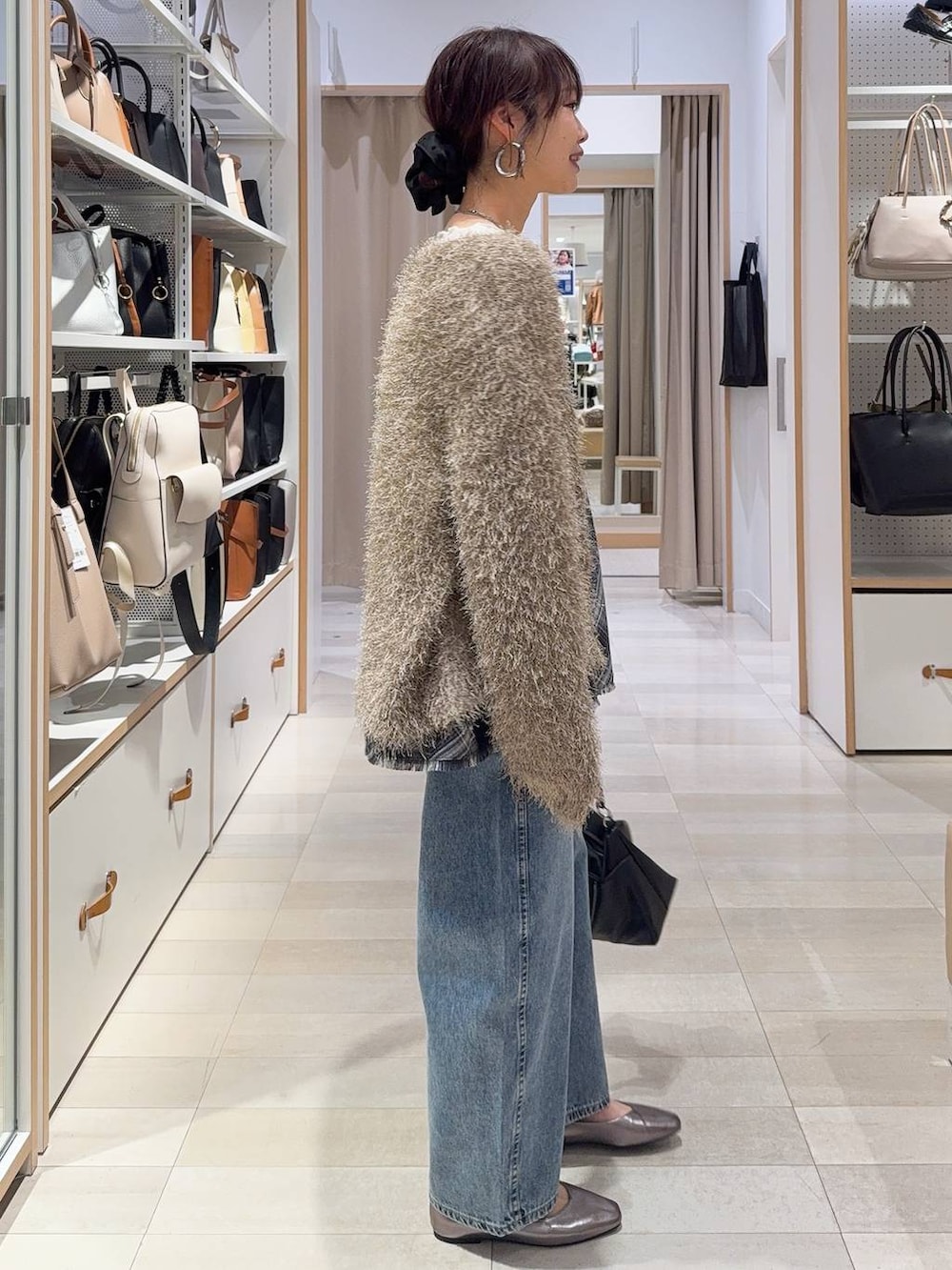 その他のパンプス、ブルー系のデニムパンツ、ホワイト系のTシャツ/カットソーを着用したレディースの冬コーディネートの4枚目の写真