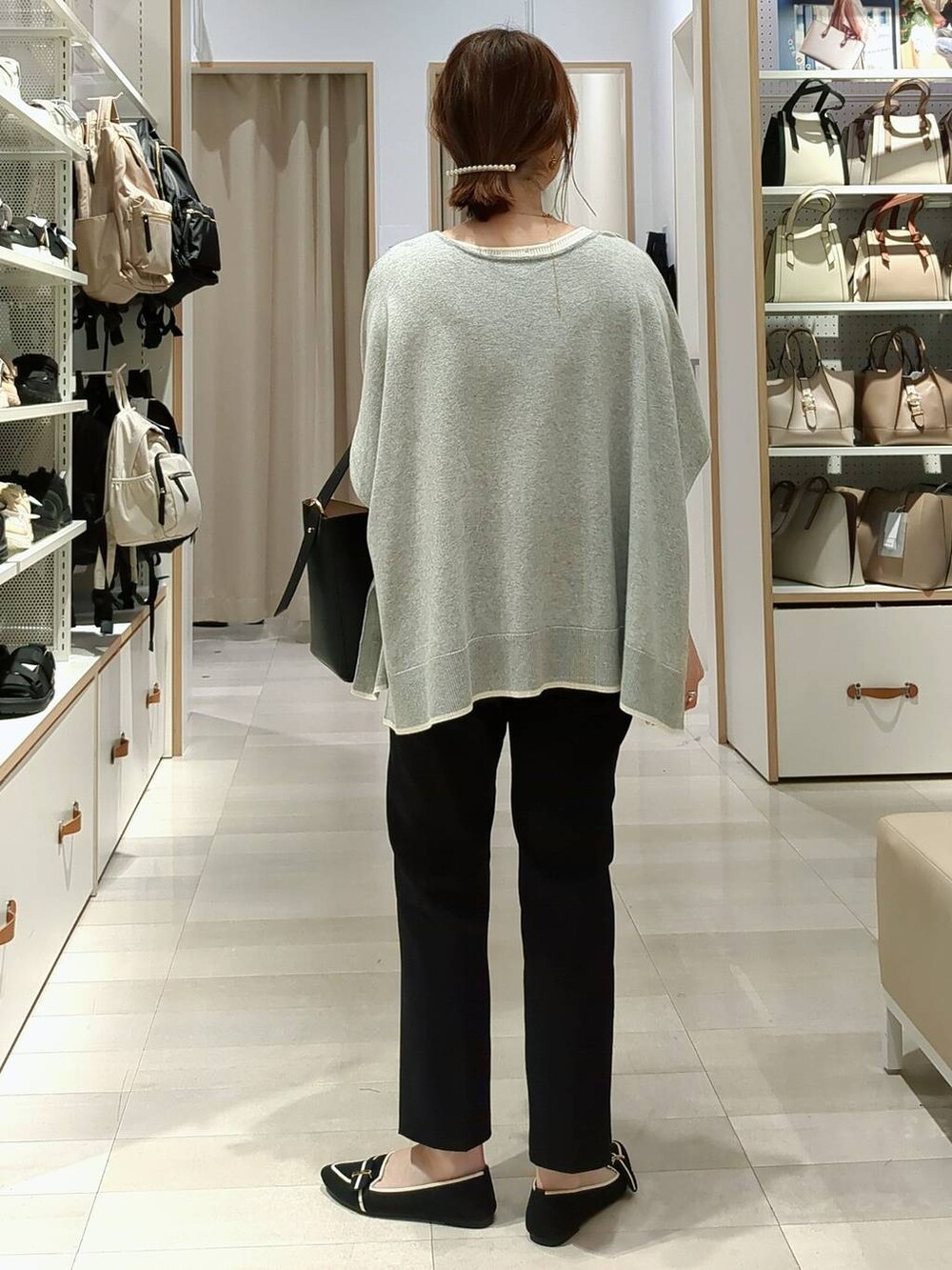 ブラック系のその他パンツ、ブラック系のショルダーバッグ、グレー系のニット/セーターを着用したレディースの夏コーディネートの4枚目の写真