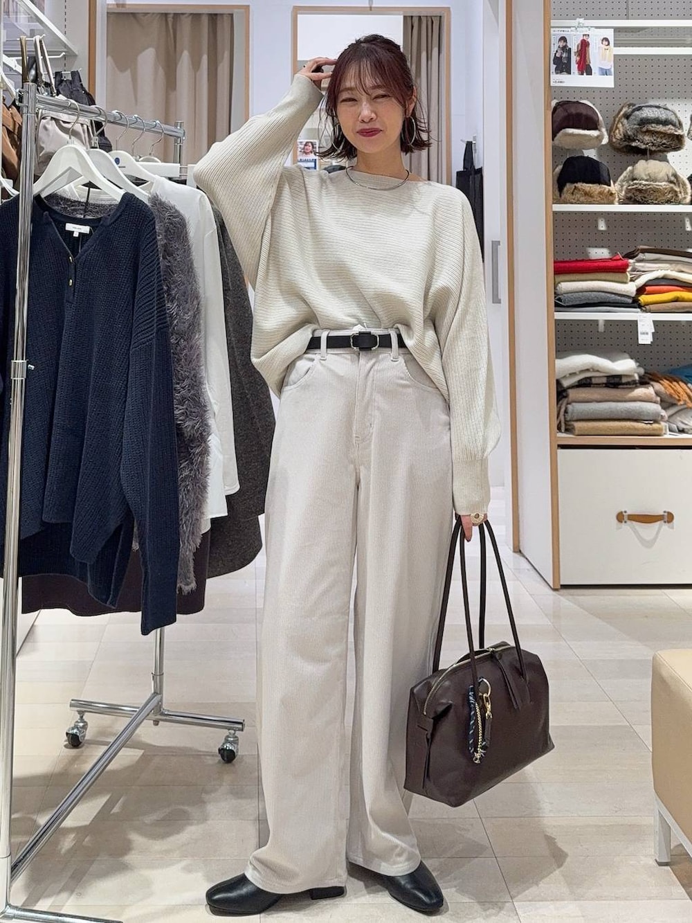 ブラウン系のボストンバッグ、グレー系のその他パンツ、グレー系のワンピースを着用したレディースの秋コーディネートの2枚目の写真