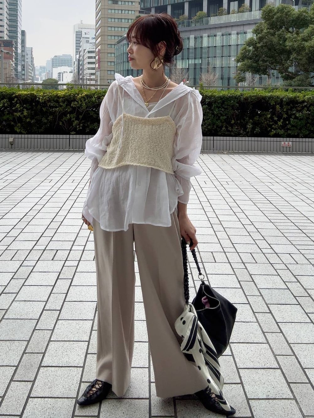 ホワイト系のキャミソール、ホワイト系のシャツ/ブラウス、ベージュ系のその他パンツを着用したレディースの冬コーディネートの3枚目の写真