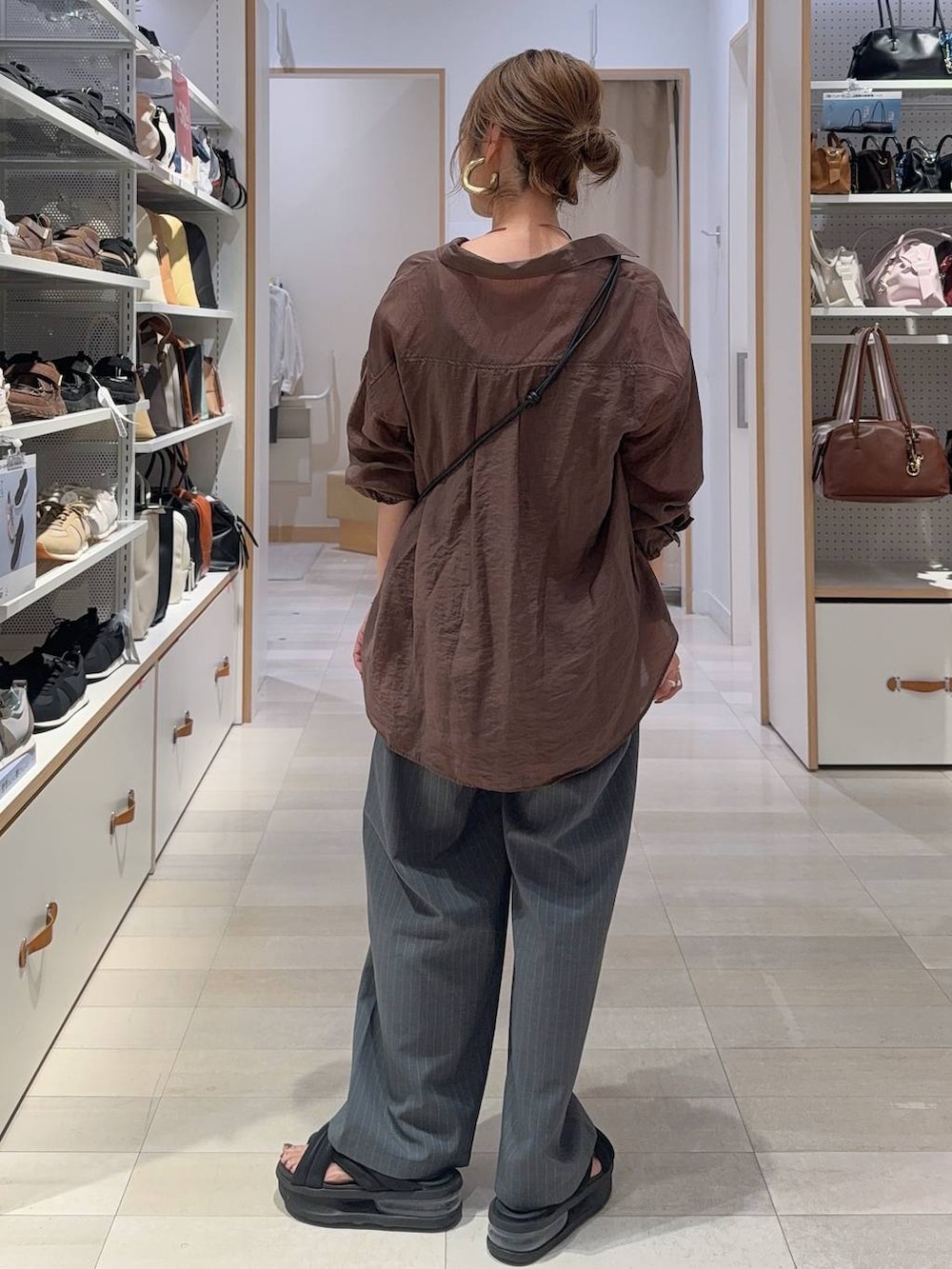 ホワイト系のキャミソール、グレー系のその他パンツ、ブラウン系のシャツ/ブラウスを着用したレディースの夏コーディネートの9枚目の写真