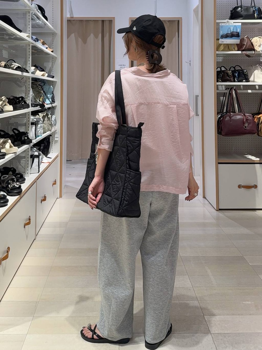 ブラック系のトートバッグ、ピンク系のシャツ/ブラウス、グレー系のその他パンツを着用したレディースの夏コーディネートの8枚目の写真