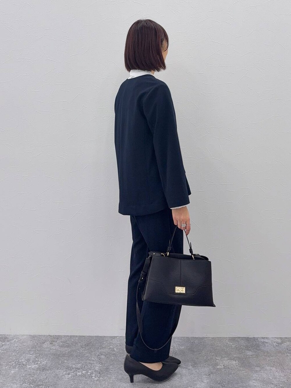 ブルー系のセットアップ、その他のネックレスを着用したレディースの秋コーディネートの3枚目の写真