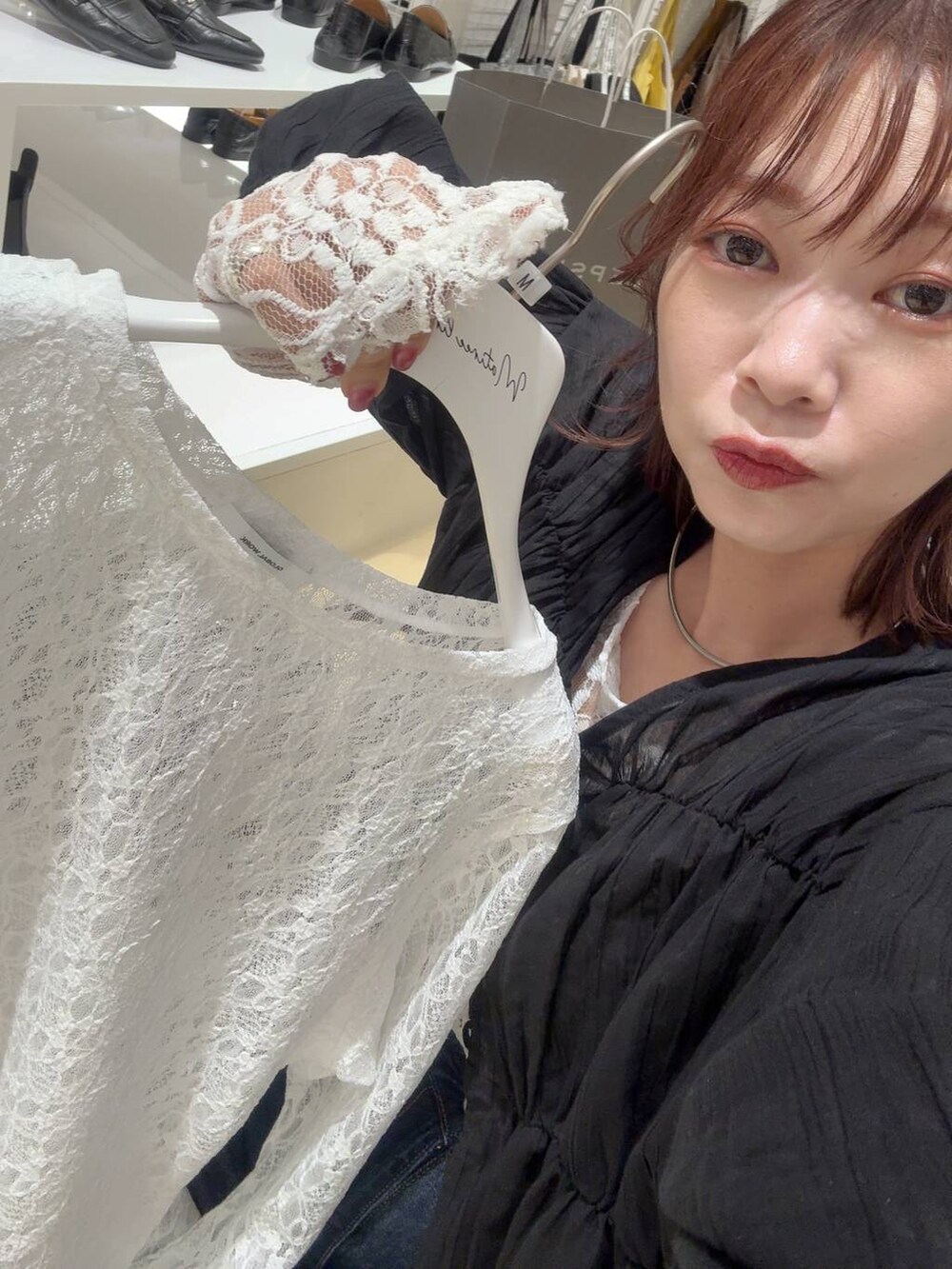 ブルー系のデニムパンツ、ブラック系のボストンバッグ、ブラック系のシャツ/ブラウスを着用したレディースの秋コーディネートの2枚目の写真