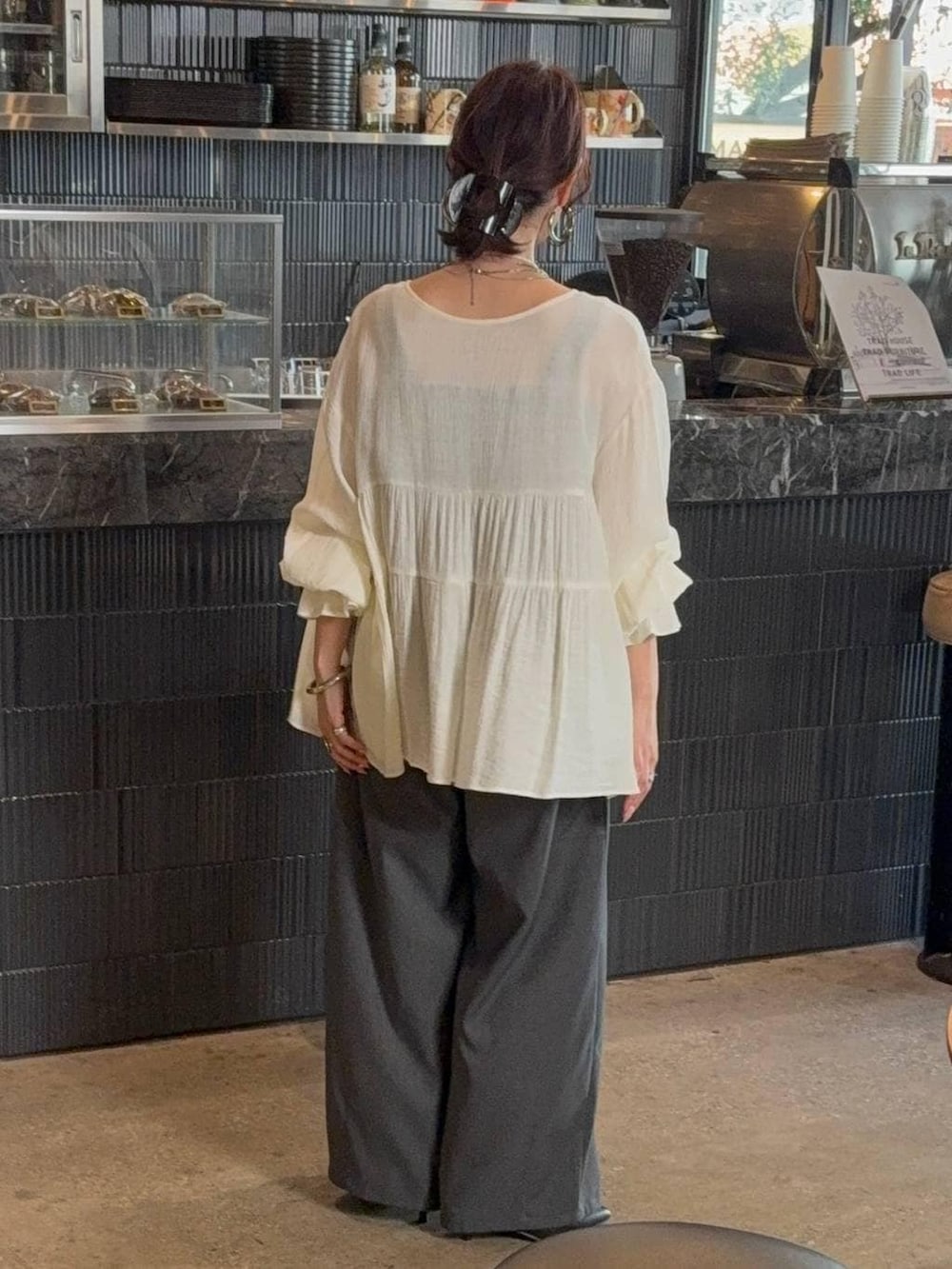 ホワイト系のスカート、グレー系のその他パンツ、ホワイト系のベストを着用したレディースの春コーディネートの9枚目の写真